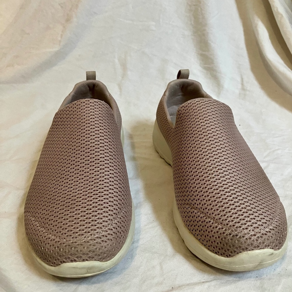 Skechers GoGoMax Beige Walking Shoes Size 8.5